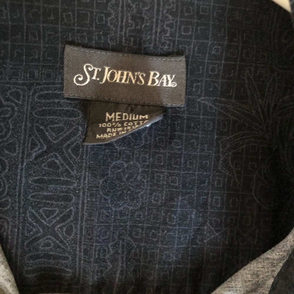 Black Short Sleeve Button-Up Shirt - Picture 2 of 3